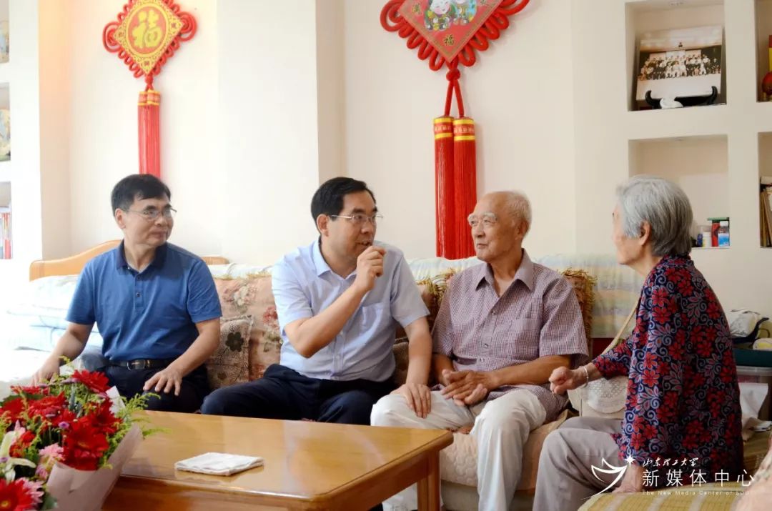 他悄悄溜进她的私信里 相关产品